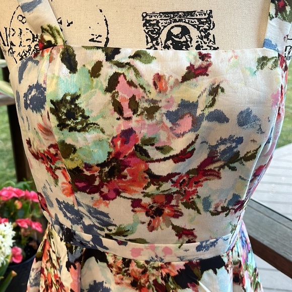 Gabby Skye floral dress sized 6 - Picture 2 of 4